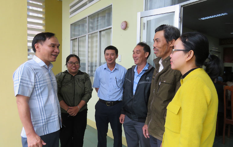 Đồng chí Nguyễn Quốc Hoàn trao đổi về công tác GS, PBXH với các đại biểu dự hội nghị. Ảnh: THÚY HẰNG